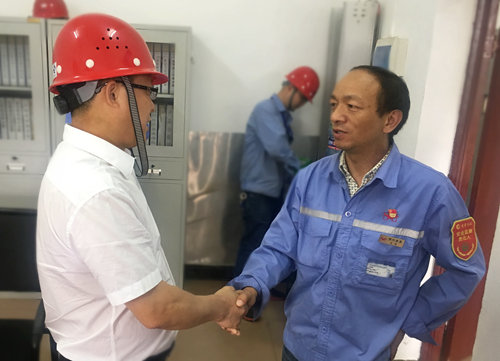 王大真到宜都園區(qū)、股份公司看望慰問基層黨員(圖1)