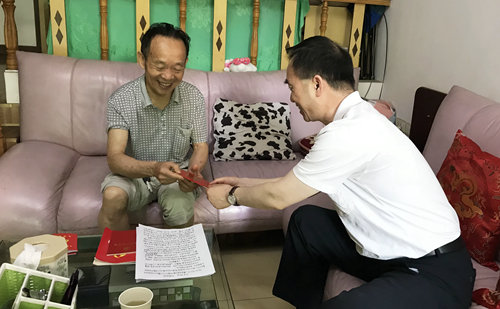 集團(tuán)領(lǐng)導(dǎo)看望慰問離退休黨員、基層困難黨員和年輕黨員(圖3)