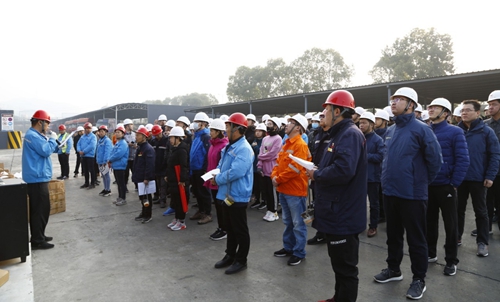 熱火朝天！集團(tuán)總部140余人到股份公司氯堿分廠開展勞動(dòng)(圖1)