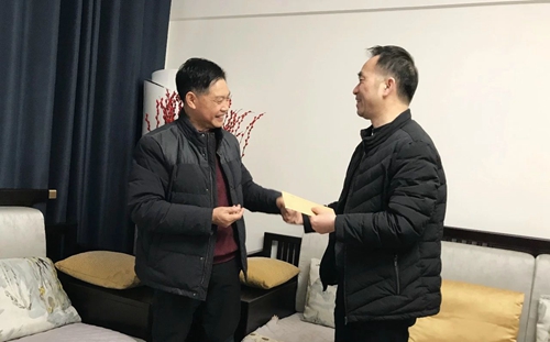 集團(tuán)領(lǐng)導(dǎo)春節(jié)前走訪慰問一線職工、困難職工和離退休老干部(圖2)