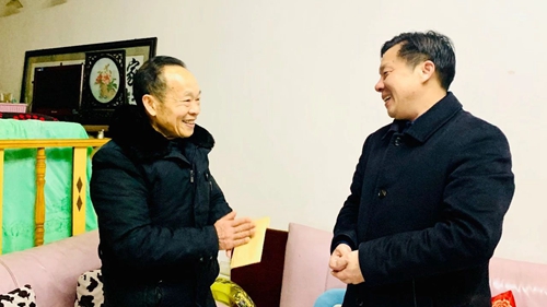集團(tuán)領(lǐng)導(dǎo)春節(jié)前走訪慰問一線職工、困難職工和離退休老干部(圖3)