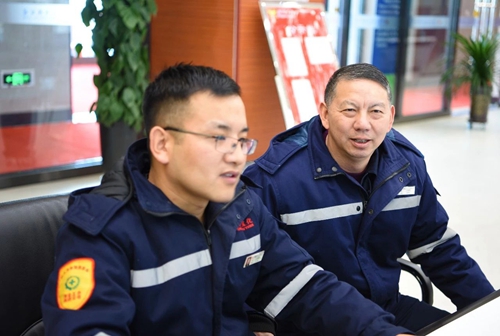 集團(tuán)領(lǐng)導(dǎo)春節(jié)前走訪慰問一線職工、困難職工和離退休老干部(圖4)