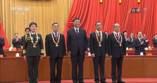 向抗疫英雄致敬！宜化集團(tuán)組織收看全國抗擊新冠肺炎疫情表彰大會(圖1)