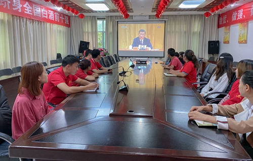 向抗疫英雄致敬！宜化集團(tuán)組織收看全國抗擊新冠肺炎疫情表彰大會(圖6)