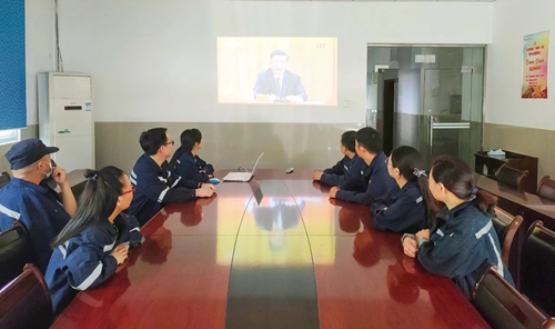 向抗疫英雄致敬！宜化集團(tuán)組織收看全國抗擊新冠肺炎疫情表彰大會(圖7)