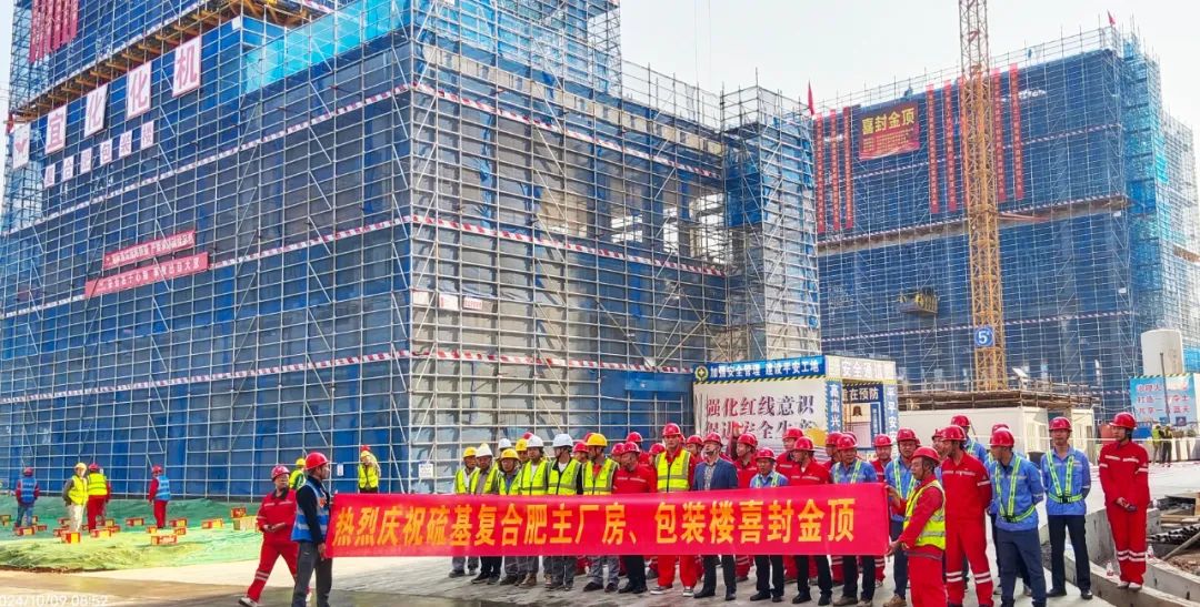 化機(jī)公司黨委書記、董事長(zhǎng)、總經(jīng)理?xiàng)钪袧傻匠琼?xiàng)目現(xiàn)場(chǎng)辦公(圖2)