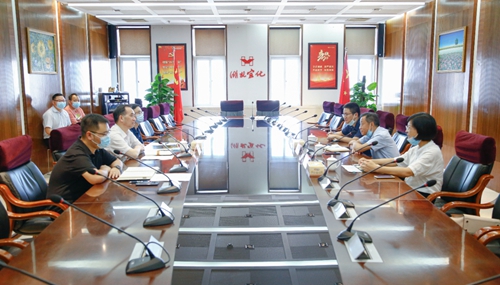 宜昌市總工會黨組書記、常務(wù)副主席皮祖武一行到宜化集團(tuán)調(diào)研