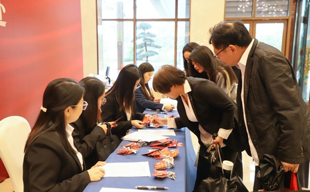 肩負重托共謀發(fā)展！集團七屆二次職代會代表報到并參觀田家河新項目