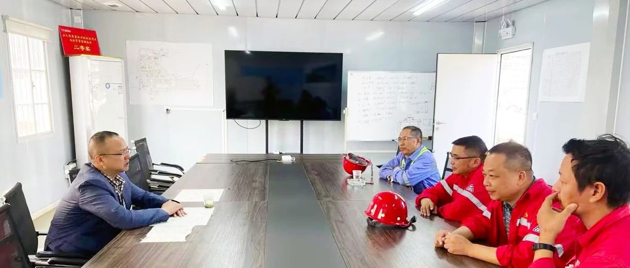 化機公司黨委書記、董事長、總經(jīng)理楊中澤到楚星項目現(xiàn)場辦公